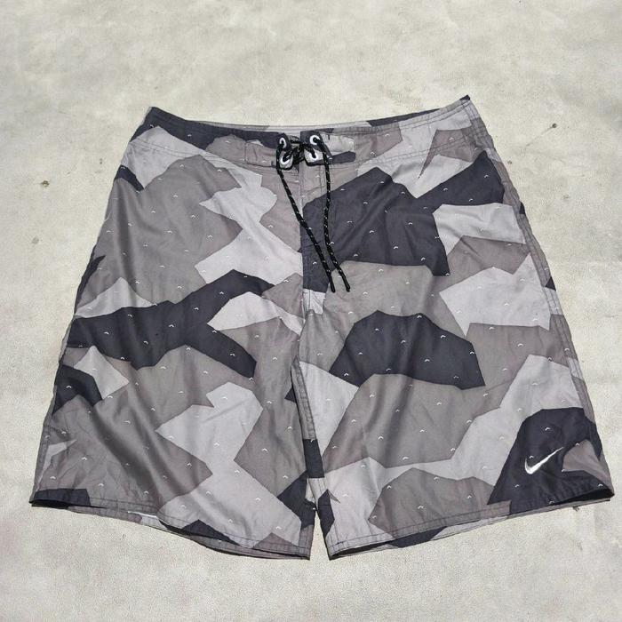 Celana pendek olahraga surfing nike camo bekas