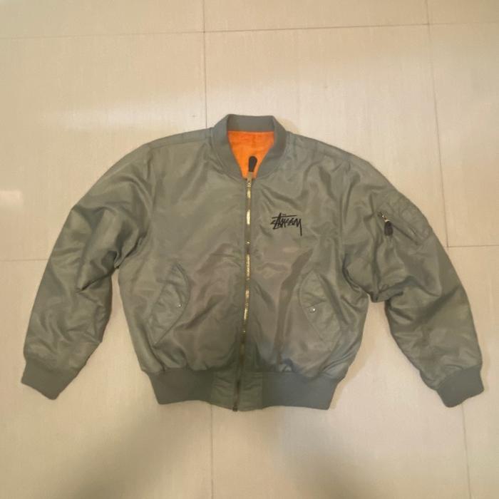 Stussy Jaket Bomber Vintage Reversible dengan Desain Klasik dan Warna Netral