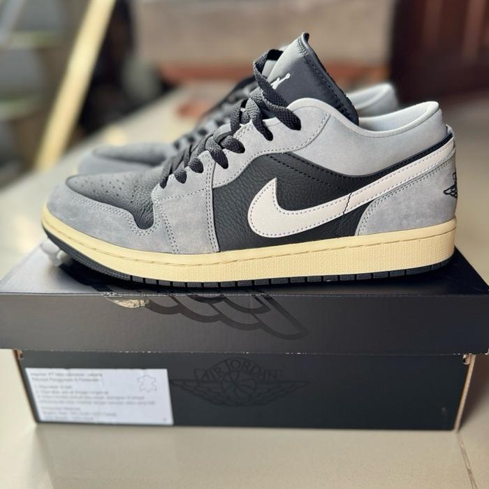 Nike Air Jordan 1 Low SE Sepatu Sneakers Pria dengan Desain Hitam dan Abu-abu Nyaman untuk Olahraga 