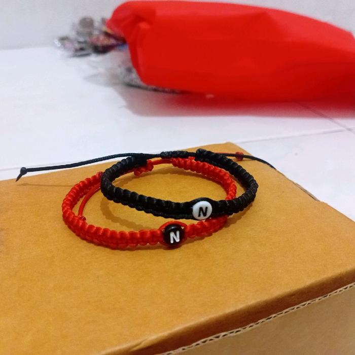 gelang couple inisial huruf / gelang inisial tali anyam warna merah Elegan Bracelets
