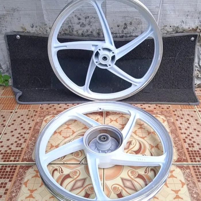 Velg Caswel ZLCL uk 140 140 Ring 17 for Yamaha FizR Jupiter Z Vega R (New old stock finishing Repain