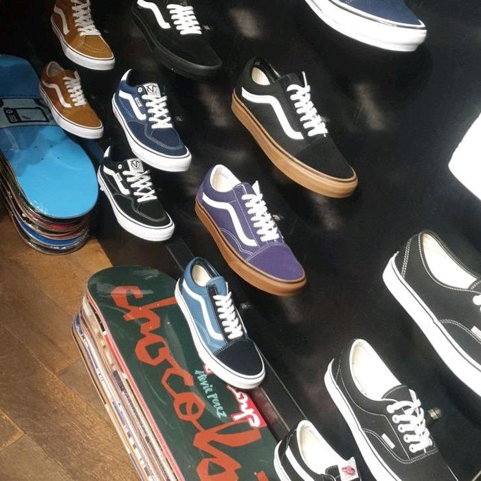 Vans Sepatu Skateboard Pria Wanita Model Old Skool Warna Hitam Biru Ungu dan Coklat dengan Sol Karet