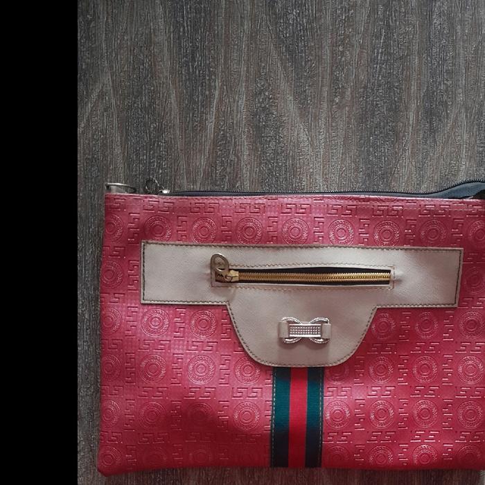 TAS SELEMPANG WANITA UNTUK UNDANGAN, JALAN-JALAN DAN LAIN-LAIN FASHION