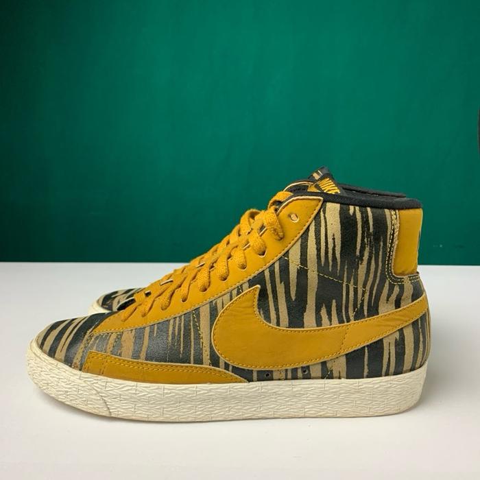 Nike Sepatu Sneakers Blazer Mid Vintage Zebra Pattern Kuning Hitam untuk Pria dan Wanita. Second siz