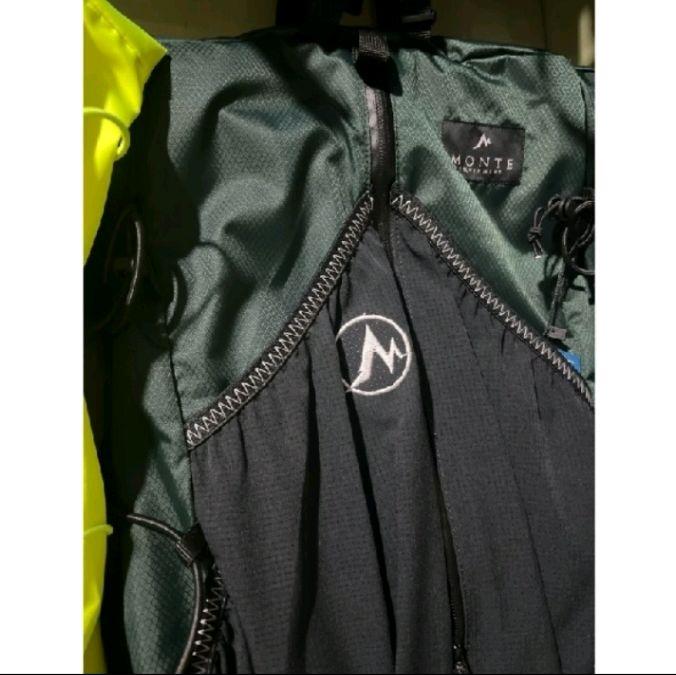 Monte Jaket Carrier Hitam dengan Logo Putih dan Ritsleting Hitam
