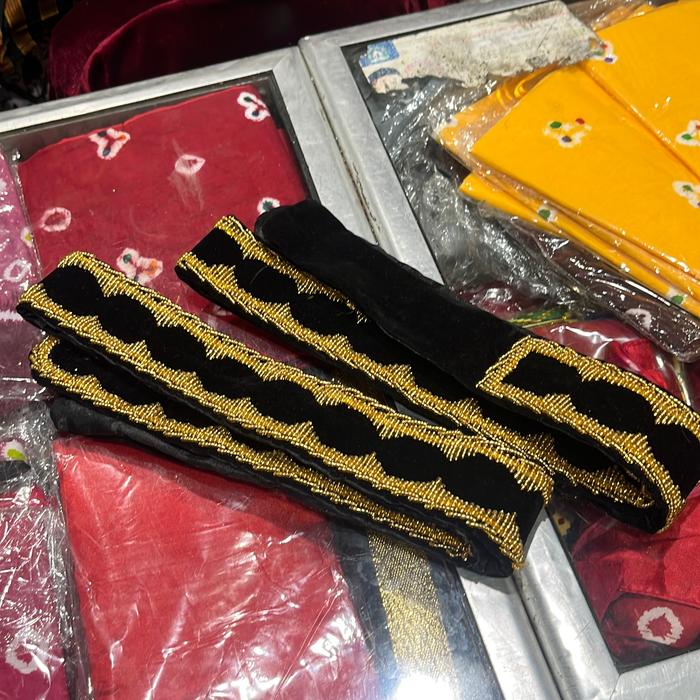 Sabuk Kamus Monte Bebahan Bludru Warna Hitam dan Kain Saten dengan Payet Emas untuk Kelengkapan Besk