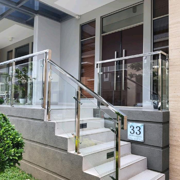 Railing Tangga Kaca dengan Handrailing Kayu jati