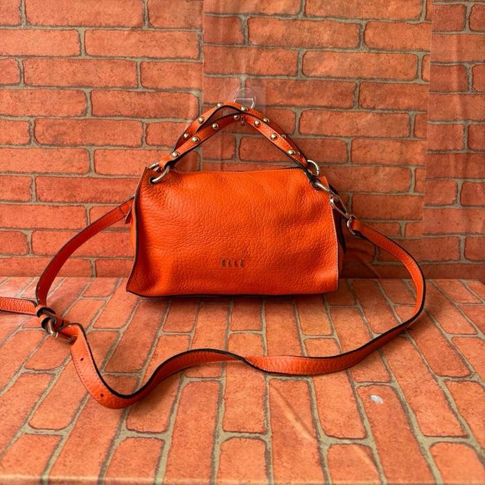 Tas Selempang Kulit Asli Wanita ELLE Warna Oranye dengan Tali Panjang dan Desain Elegan / Tas Sling 