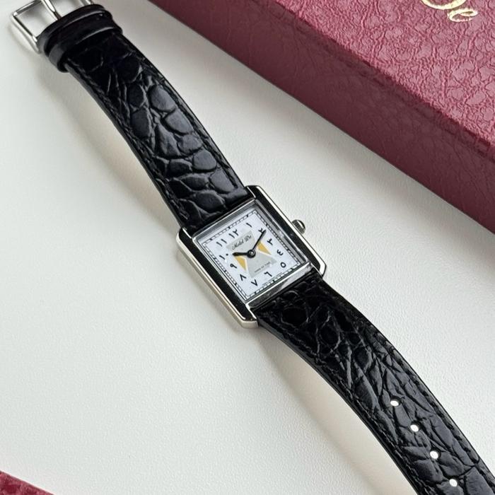 MOTEL DE Arabic Sand Of Time Jam Tangan Elegan dengan Tali Kulit Hitam dan Desain Minimalis