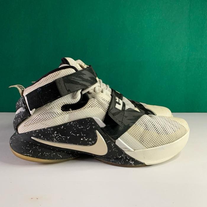 Nike Sepatu Basket LeBron 17 - Putih Hitam dengan Desain Unik dan Nyaman untuk Bermain Basket. Secon
