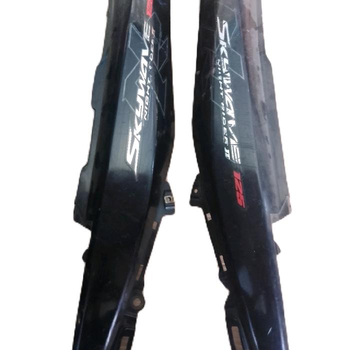 sepasang cover dek samping copotan SUZUKI skywave
