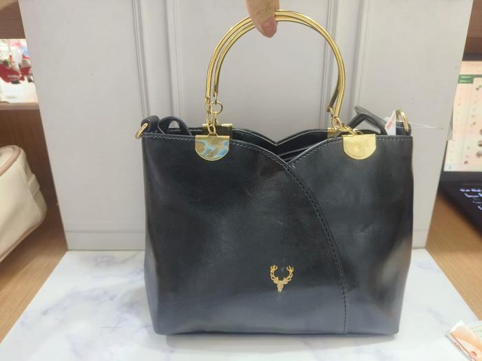 TAS WANITA KULIT PREMIUM Selempang dengan Desain Elegan dan Logo Rusa Khas