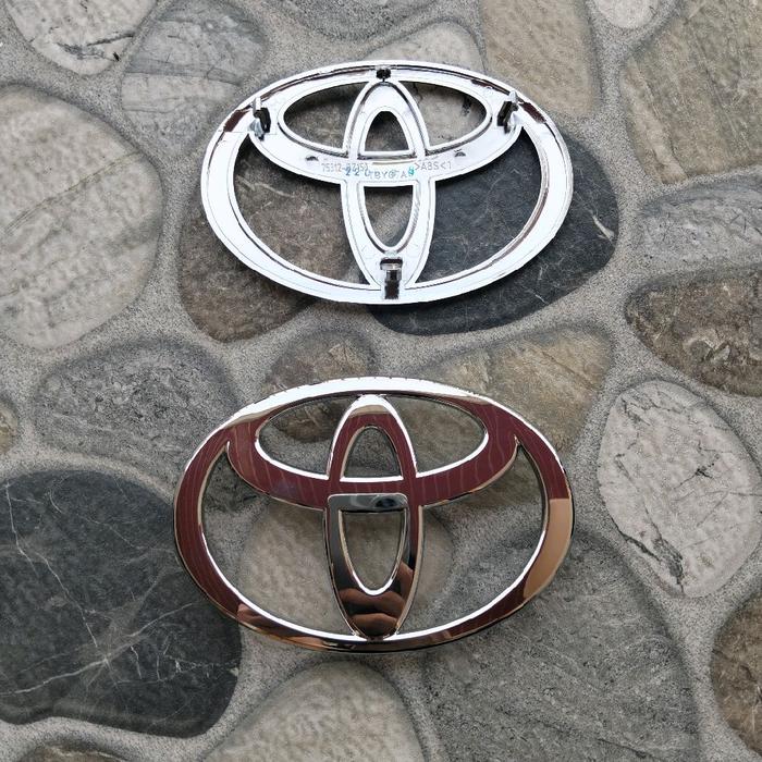 Emblem Logo Depan Yaris Cross/ Innova Reborn Harga per pcs