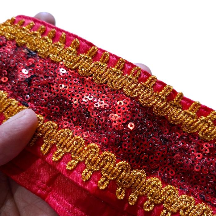 Sabuk Merah Sequin Renda Emas Triaggle Kecil