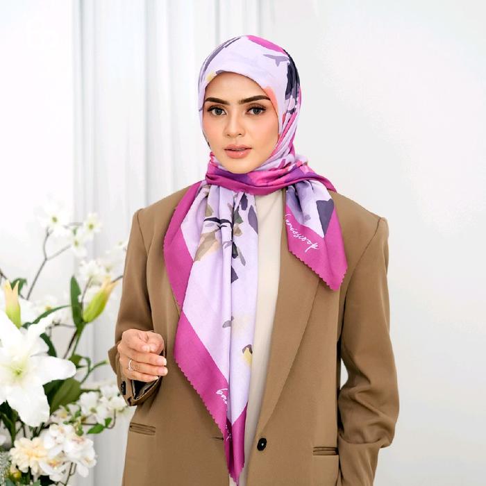Hijab Segi Empat Motif Istana Warna Magenta – Kerudung Wanita Jilbab Elegan by Baniescoop