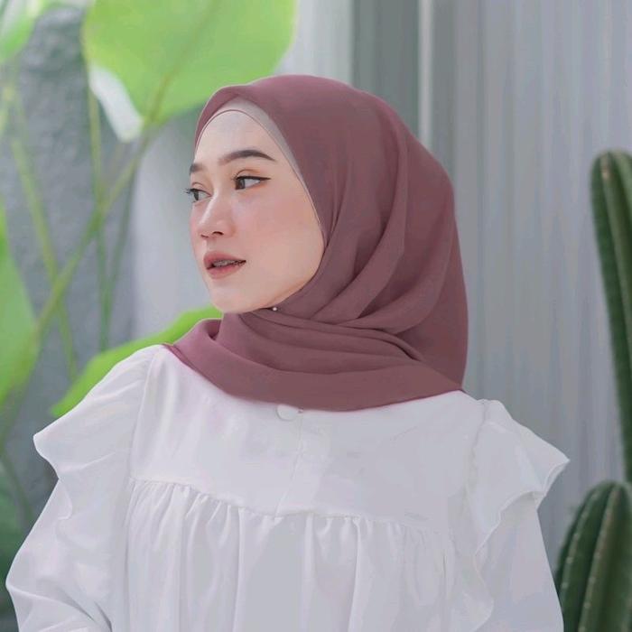 Bella Square Hijab Warna Mauve  Premium Segi Empat Polycotton Jahit Tepi Rapih