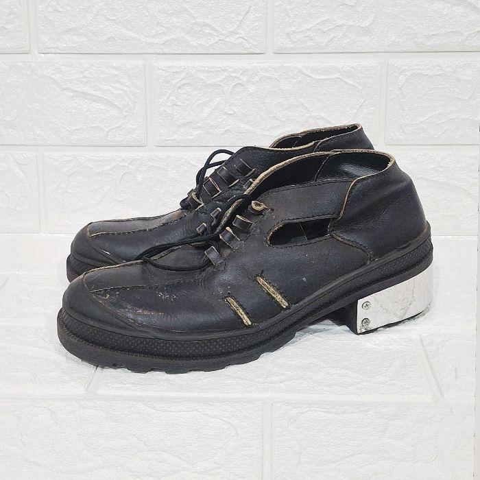 Sepatu Boots Wanita "LEE" Kulit Hitam Dekorasi Logam / Vintage Metal Heel Shoes - Original (Preloved