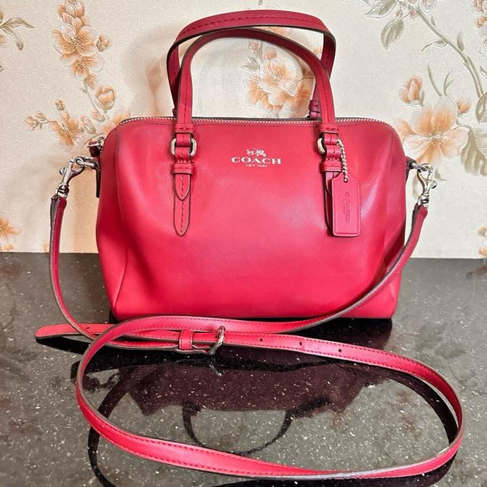 Coach Tas Wanita Coach Merah dengan Desain Elegan dan Tali Bahu yang Nyaman