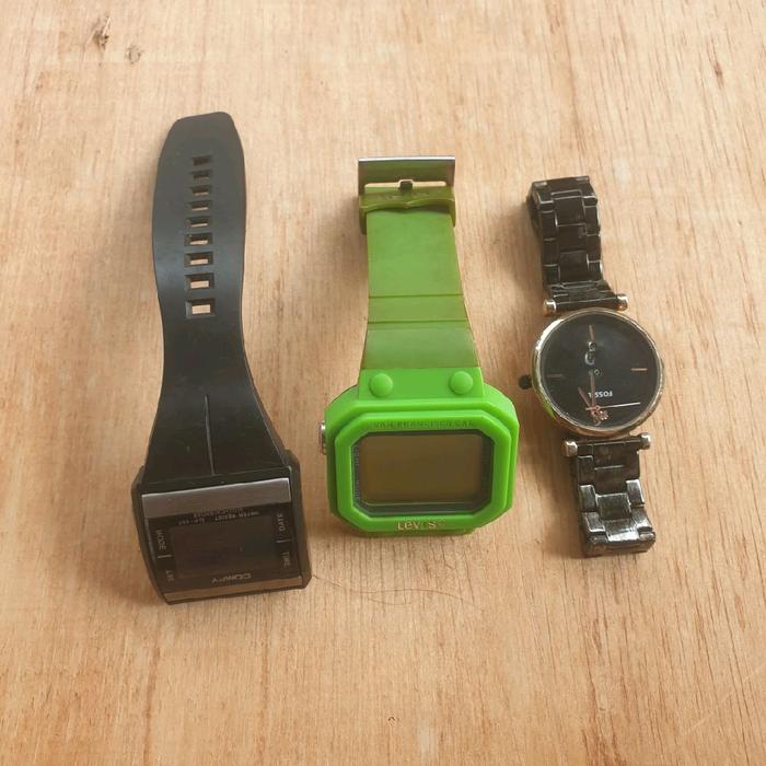 jam tangan kondisi rusak
