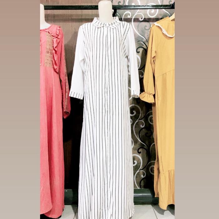 Gamis putih garis-garis hitam, berkerah  dengan resleting depan/ busui