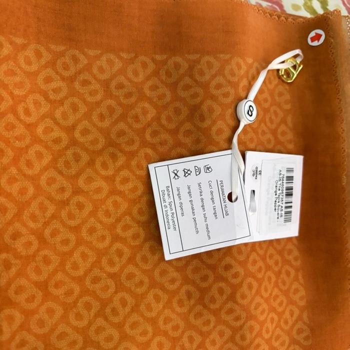 Buttonscraves Hijab Kuning Tapis
