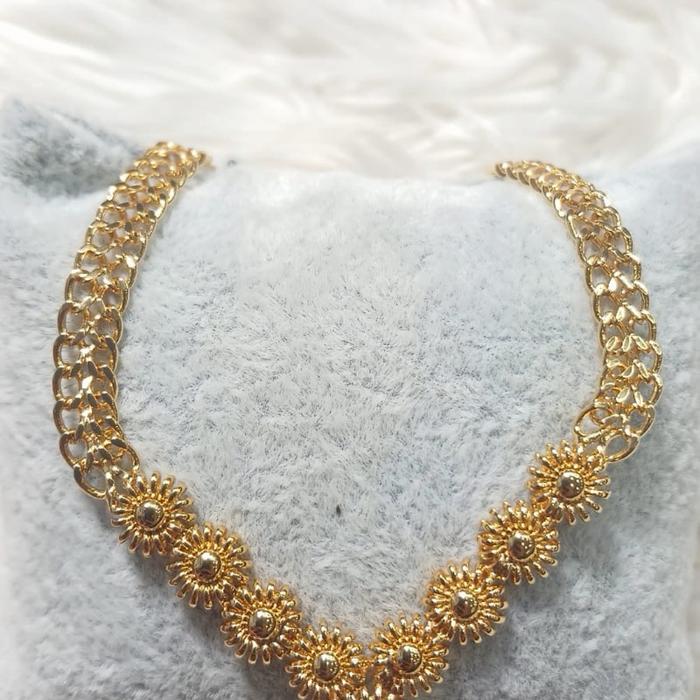 Kalung bunga tanjung yang sangat menyerupai emas london murni. Cocok dipakai ke pesta. Bahan terbuat