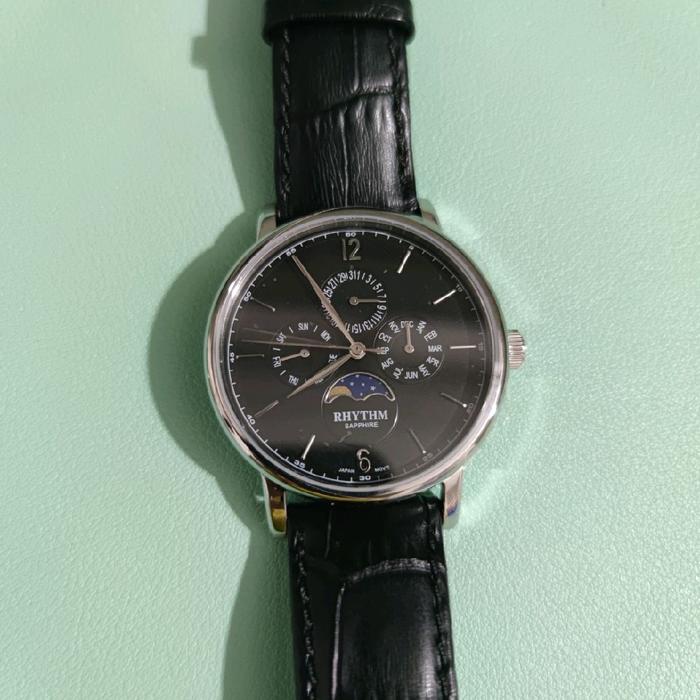 Rhythm Jam Tangan Pria dengan Tali Kulit Hitam dan Desain Moon Phase