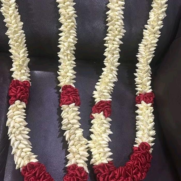 Kalung Penyambutan Pejabat dengan Motif Bunga Merah dan Putih untuk Acara Formal
