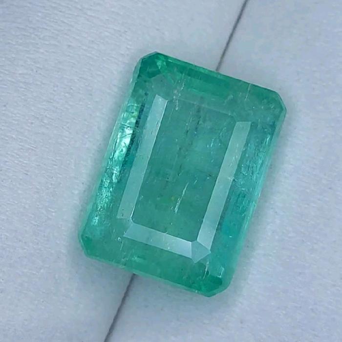 Buat kolektor HQ AS884Zamrud Rusia ,Big size Emerald Beryl ,harga Rp 35 juta .berat ,7.91 Carat ,dim