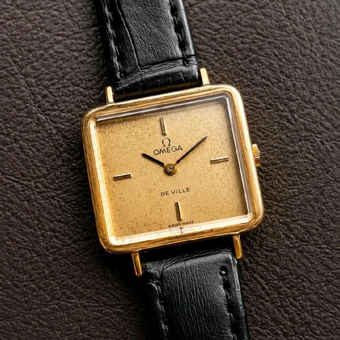 Omega Jam Tangan De Ville Klasik dengan Tali Kulit Hitam dan Casing Emas