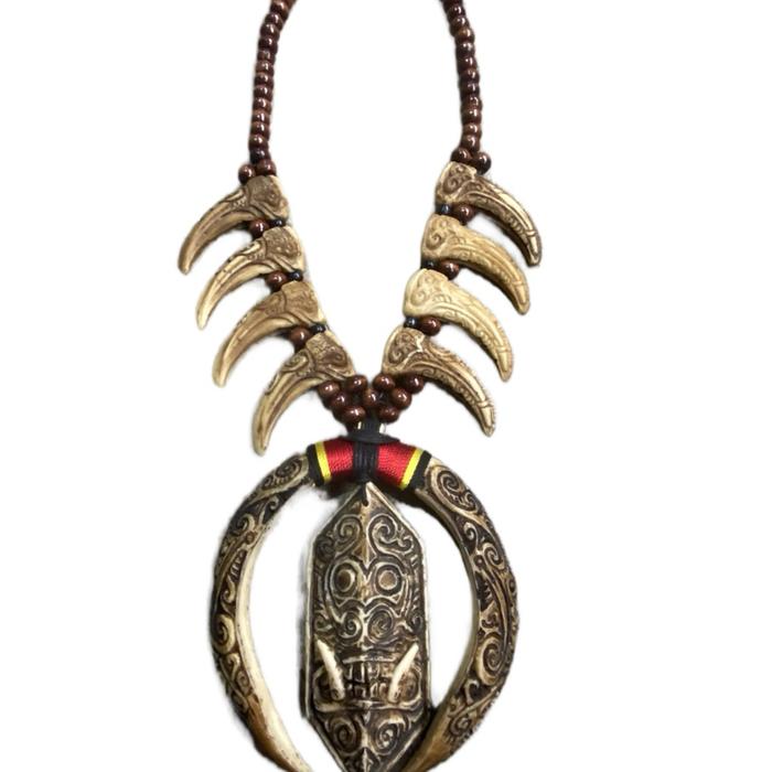 Kalung etnik dayak taring ukir tameng besar