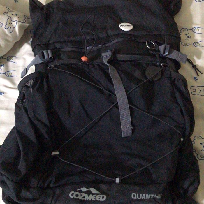 Cozmeed Tas Punggung Quantum Hitam dengan Desain Praktis dan Fungsional untuk Perjalanan dan Aktivit