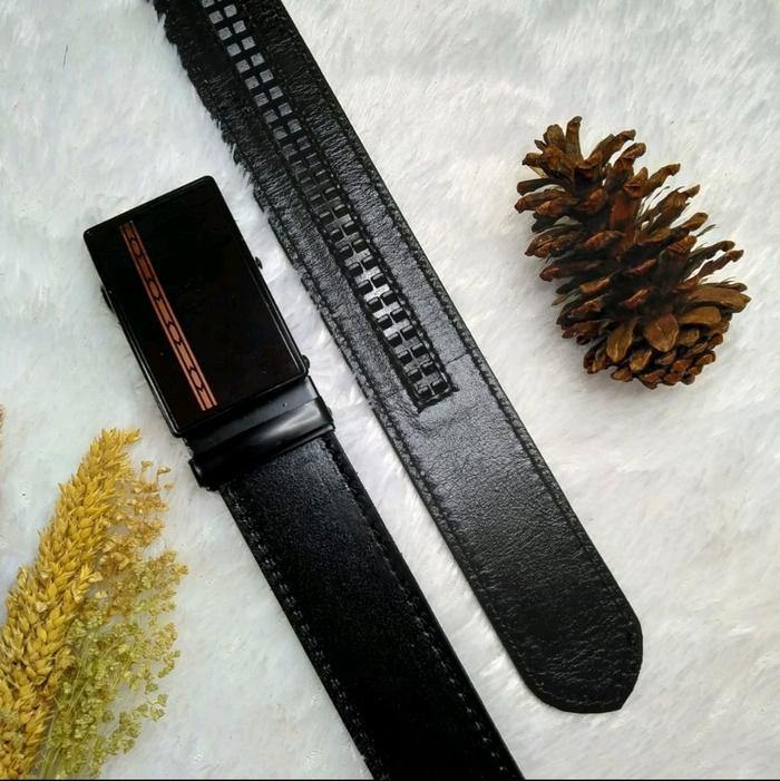 kerajinan kulit asli garut seperti sabuk, dompet, jaket dll