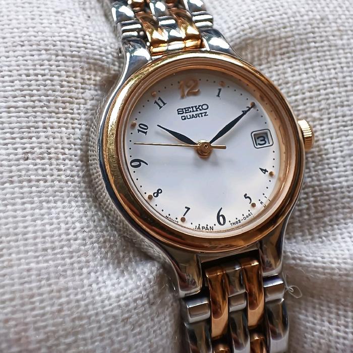 Seiko Vintage Ladies Rantai Gold SILVER   Jam tangan klasik dengan desain yang menarik. Cocok untuk 