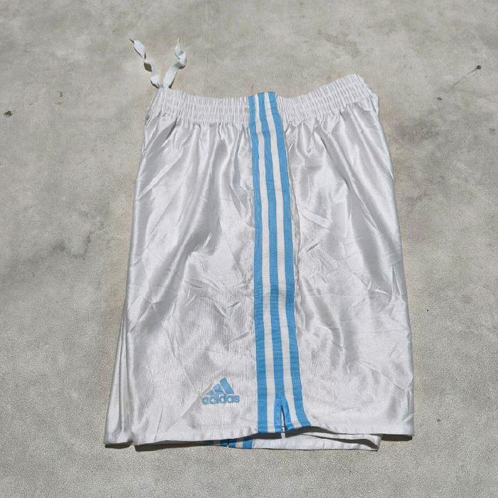Celana pendek olahraga bola kaki pria adidas putih list biru bekas