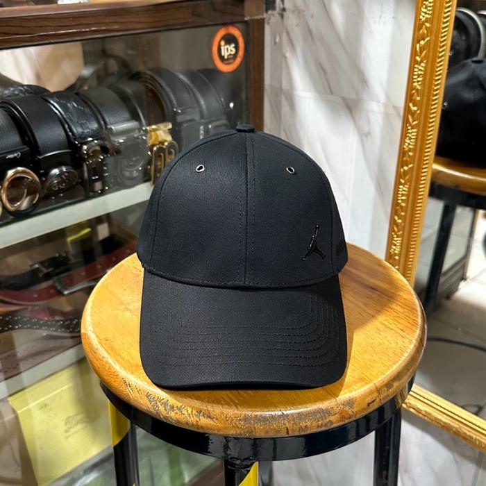 Topi jordan hitam logo besi