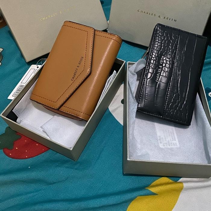 Dompet charles n keith warna hitam dan cokelat. Dompet pendek dan panjang. Cakep banget tidak mudah 