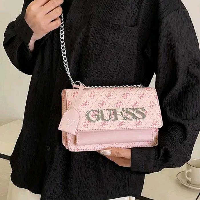 Guess Tas Cantik Wanita Terbaru Desain Lux Import Original dengan Logo GUESS dan Warna Pink