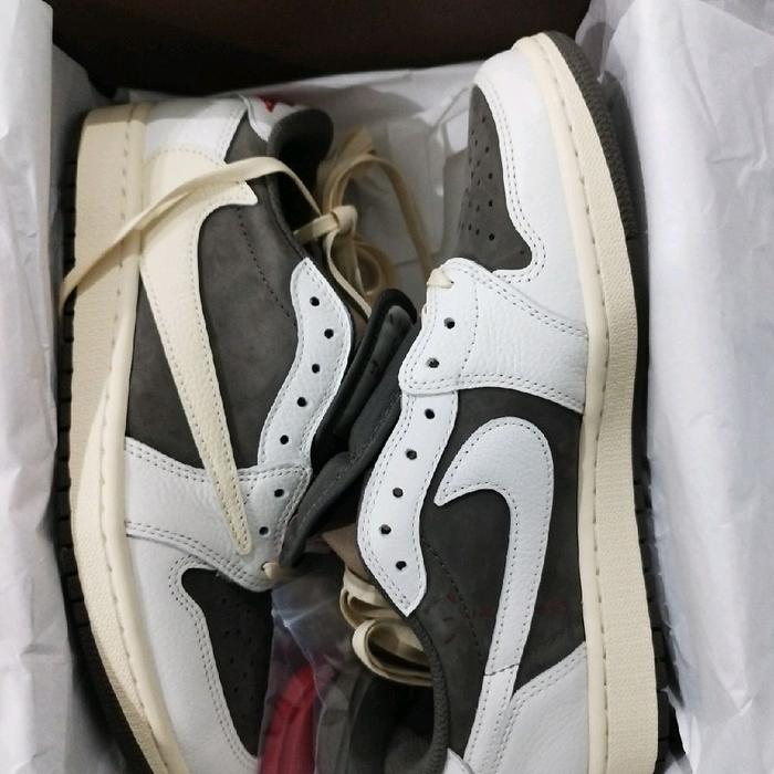 Sepatu Sneakers Air Jordan 1 Low - Putih & Abu-abu - Desain Sporty - Nyaman untuk Aktivitas Sehari-h