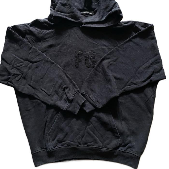 Hoodie Hitam dengan Logo FG di Depan FOG