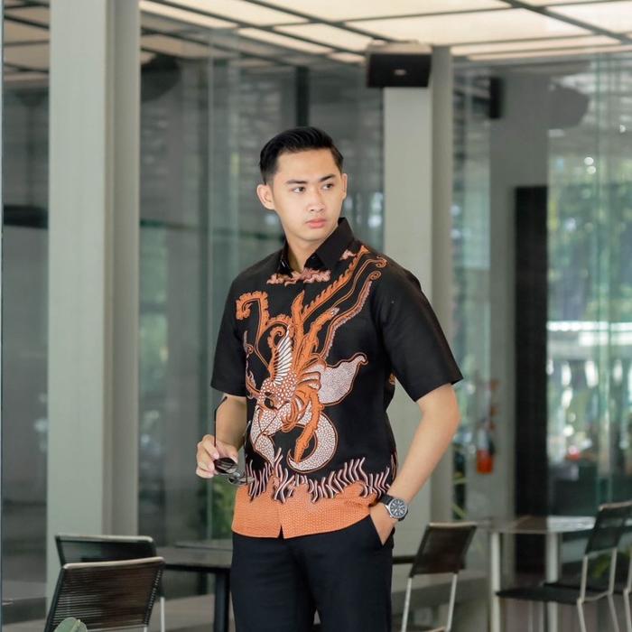 Batik Solo Modern Kemeja Pria Lengan Pendek Slimfit Bahan Katun Halus Motif Keris Original Remaja Co