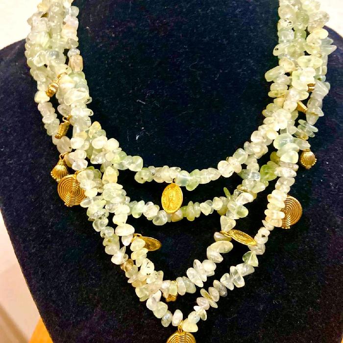 Kalung batu layer 3 string berwarna aquamarine,disisipi bandul bandul koin kecil logam berwarna emas