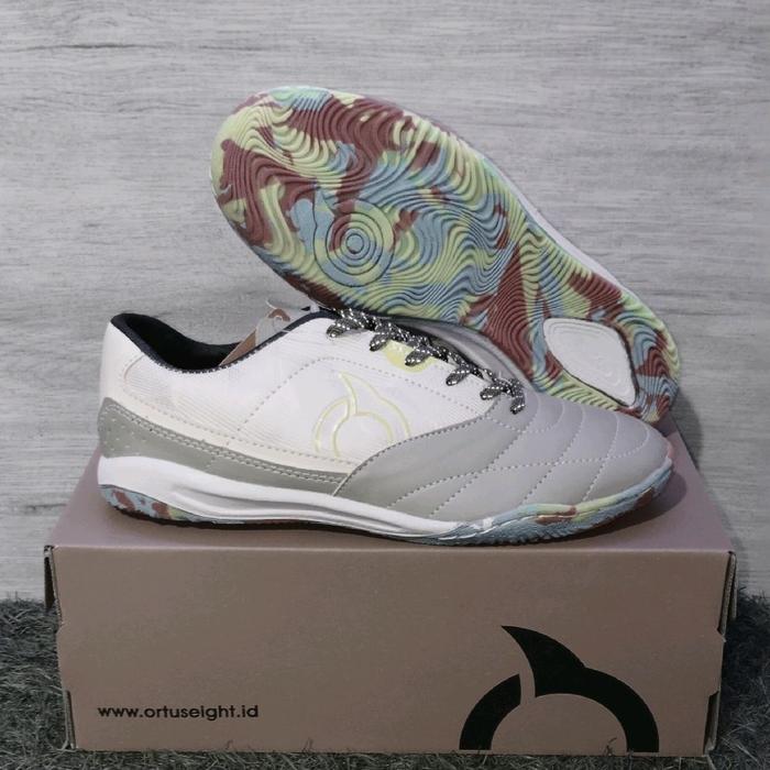 sepatu bola futsal ortuseight