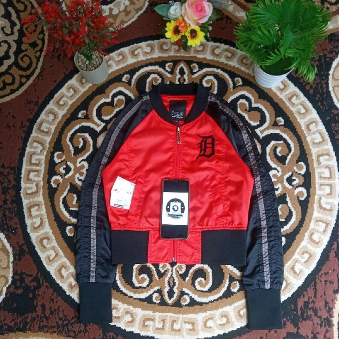 VARSITY SIMPLE HURUF D RESLETING EMBOS