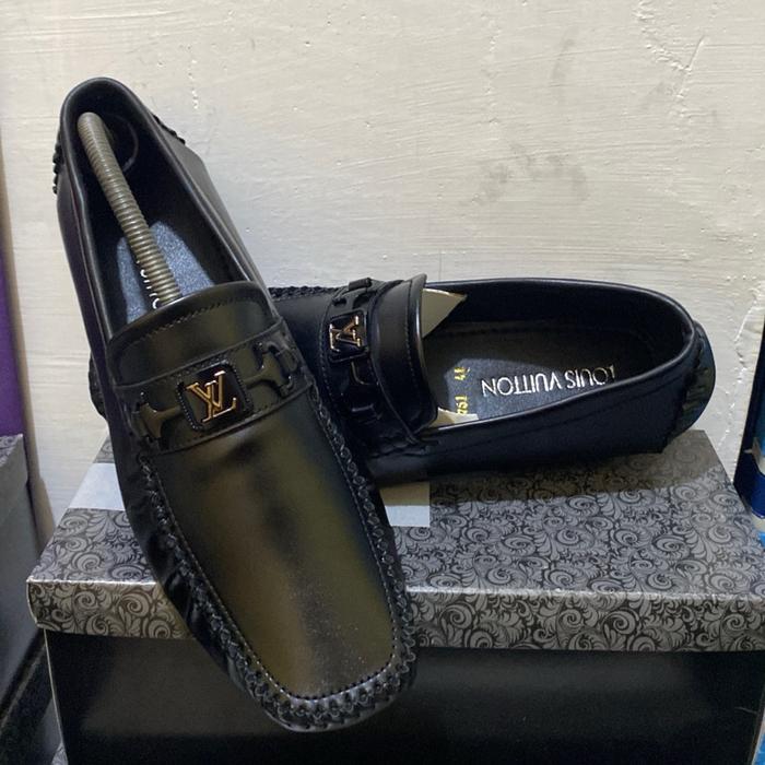 Sepatu Pria Model Loafer Hitam dengan Logo LV Elegan dan Nyaman untuk Penggunaan Sehari-hari