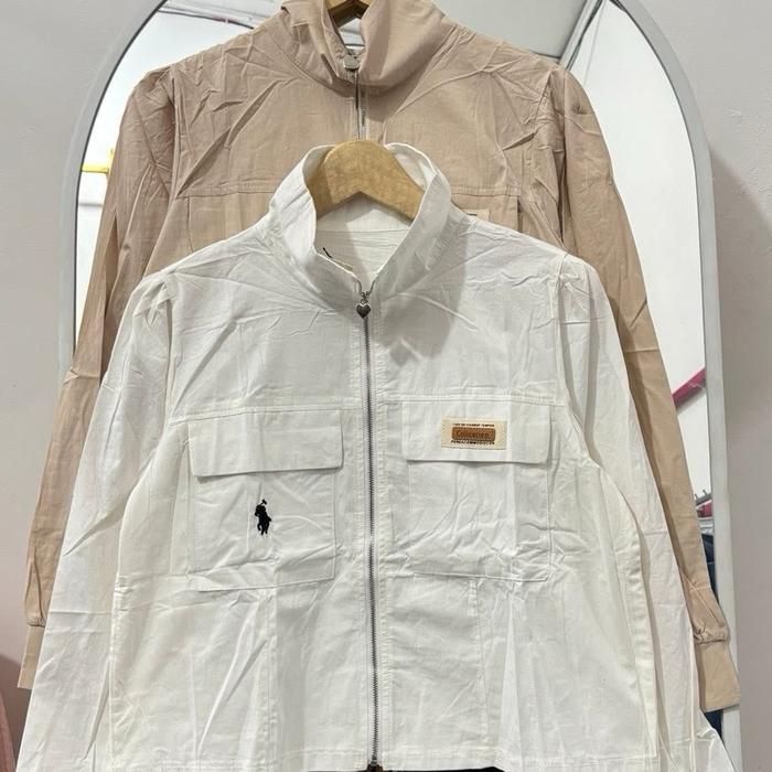 Jaket Polo Ralph Lauren Putih dengan Logo Kuda Hitam dan Kantong Depan