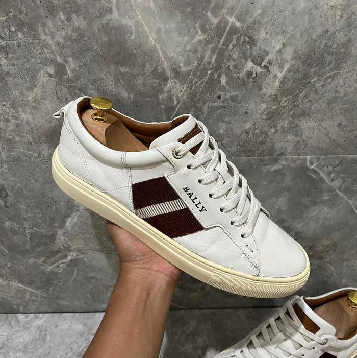 Sepatu Sneakers Size 8½ fit 42 43 Original Casual Bekas Second Preloved Putih Shoes Kasual Pria