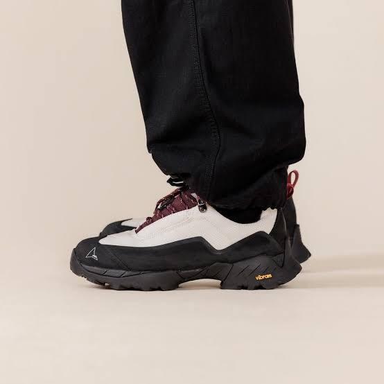 Roa Katharina Hiking Sand Burgundy Sepatu Hiking Wanita Warna Burgundy dengan Desain Nyaman untuk Ak