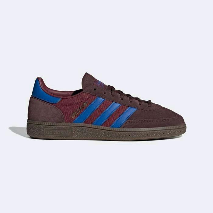 Adidas Samba OG: Varian ini mempertahankan desain dan bahan asli yang paling setia pada warisan sepa
