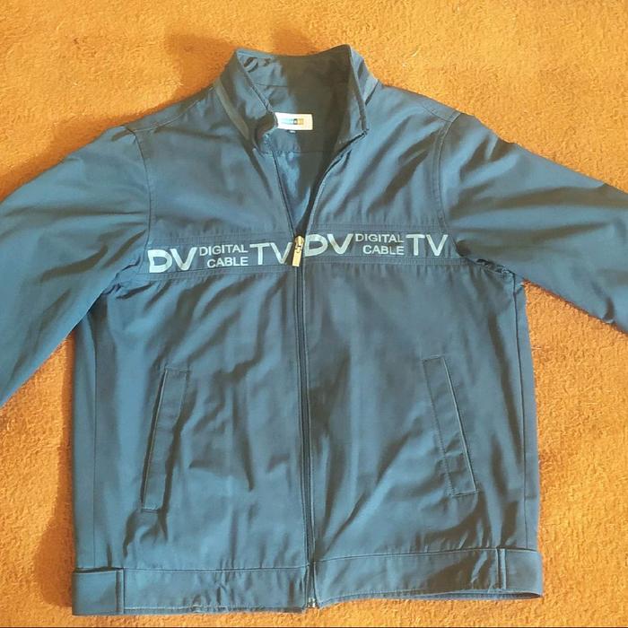 DV Digital Cable TV Jaket Pria Warna Biru Tua dengan Logo dan Kantong Samping second